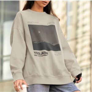 Cream Crewneck/Size Medium